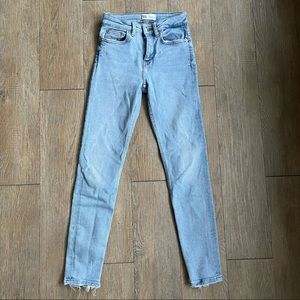 Zara - Women's Light Wash Mid-Rise Skinny Jeans - Size 2